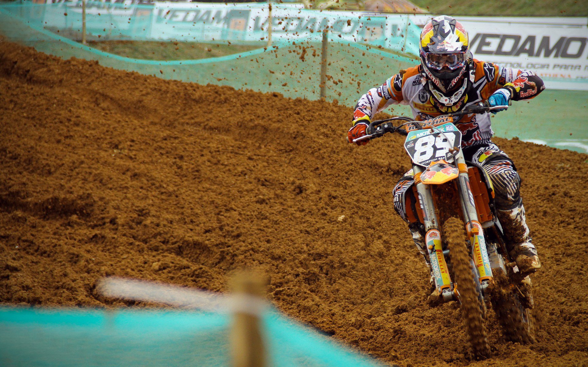 “篮球+健康”公益项目在全国各地同步推动，增强青少年体魄，公益篮球的宣传语