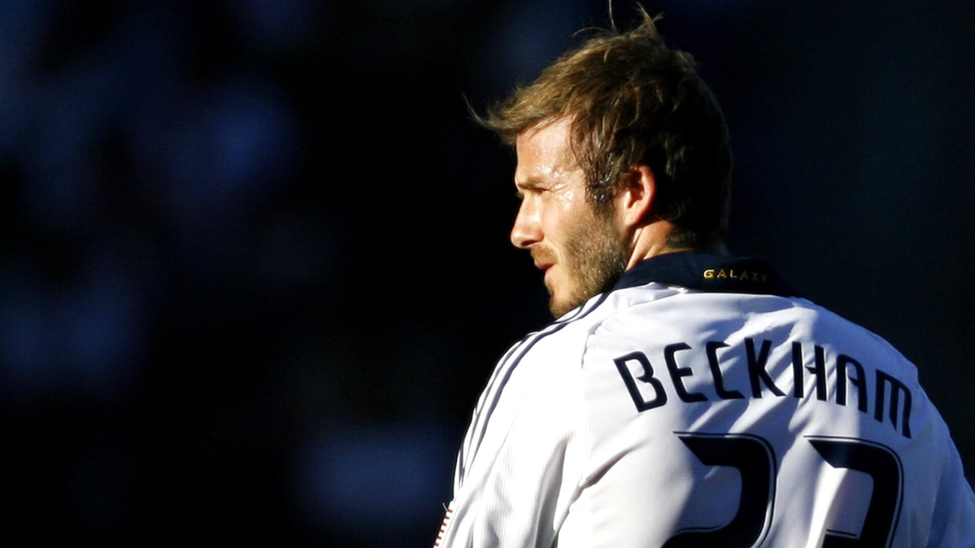 足球退役球员转型路径多元化探索，足球球员退役后干什么